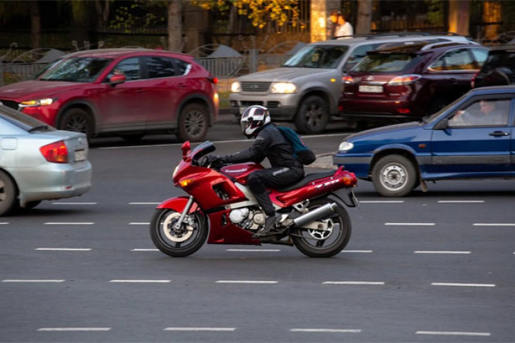 Мотоциклистам запретят ездить между рядами 