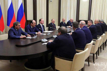 Путин поблагодарил Городецкого на встрече с экс-губернаторами