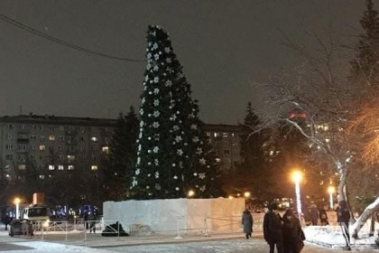 «Пизанская елка» - курьез в новогоднем городке Новосибирска