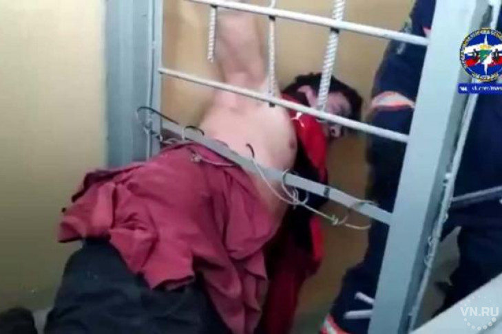В решетке чердака застрял сонный житель Новосибирска