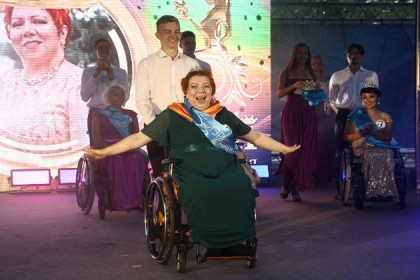 «Недостатков ноль, талантов – тысячи»: 13 корон раздали красавицам на инвалидных колясках в Бердске