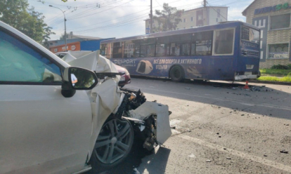 Погибла женщина: иномарка врезалась в стоящий автобус в Новосибирске