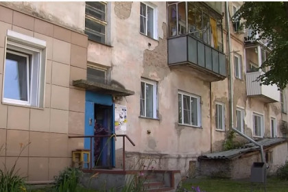 Полвека ждут ремонта жильцы гниющего дома в Бердске