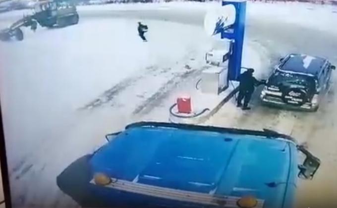 Безумный грейдер атаковал бензоколонку на трассе под Новосибирском
