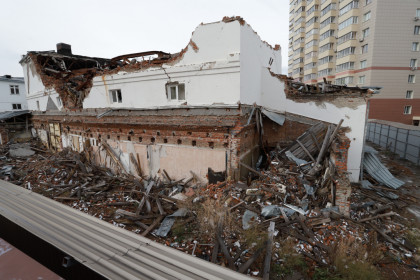 Разрушенный кинотеатр «Металлист» законсервируют в Новосибирске в 2022 году