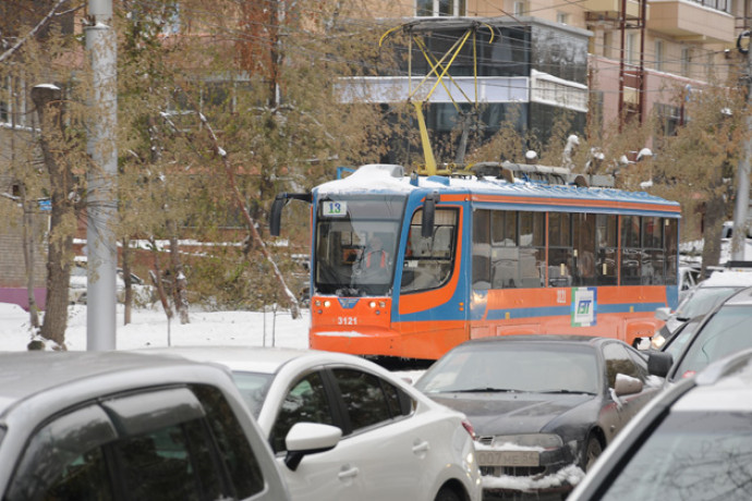 13-й трамвай с граффити вышел на маршрут в Новосибирске