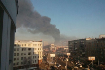 Горит огромный ангар в Новосибирске: дым окутал город