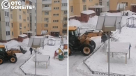 В Новосибирске рабочие свалили грязный снег на детскую площадку
