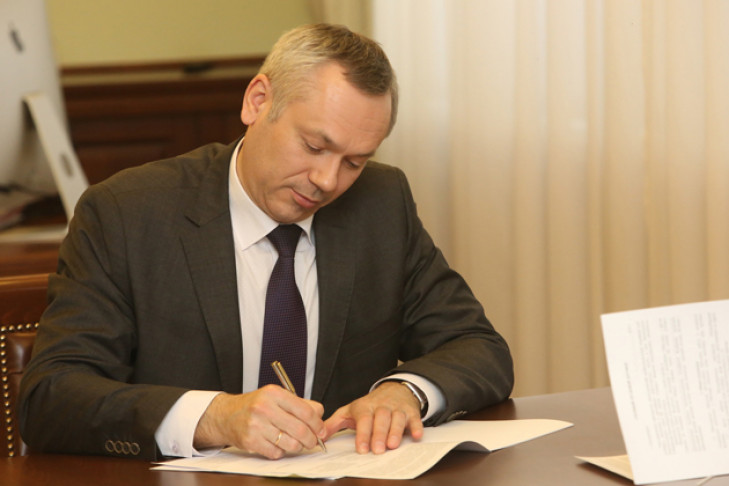 Андрей Травников подписал документы о продлении в регионе режима повышенной готовности