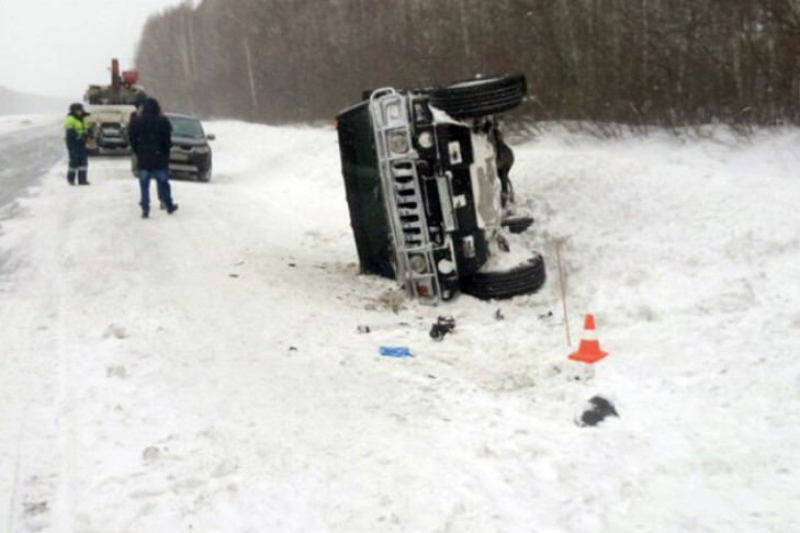 Десятки фур и Hummer слетели на обочины новосибирских трасс