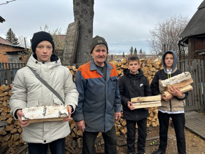 Болотнинские школьники оказывают посильную помощь старшему поколению