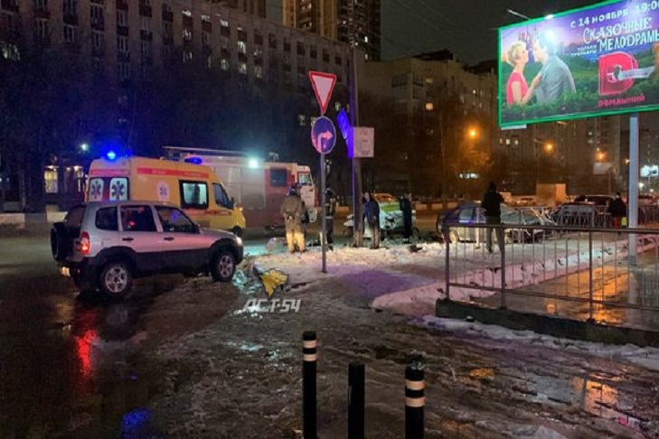 Мужчина сломал спину в ДТП с тремя автомобилями возле ТЦ «Горский» в Новосибирске