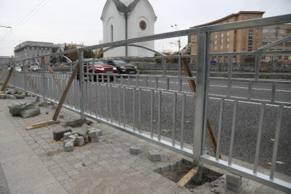 Металлические ограждения на тротуарах массово убирают в Академгородке