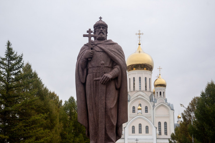 Шестиметровый памятник князю Владимиру открыли в Новосибирске