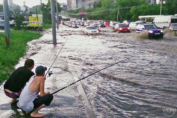 Новосибирцы организовали рыбалку на затопленной улице  