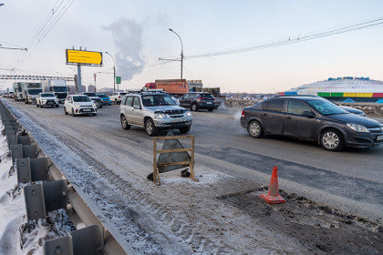 Новые дорожные знаки установили на Димитровском мосту Новосибирска
