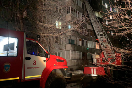 Двух человек спасли из горящей квартиры пожарные в Советском районе Новосибирска
