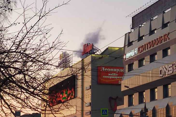 Пожарные машины собрались у ТЦ «Галерея» в Новосибирске