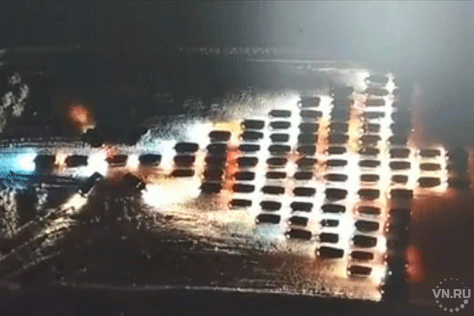 Автоёлка из 80 машин загорелась в Искитиме
