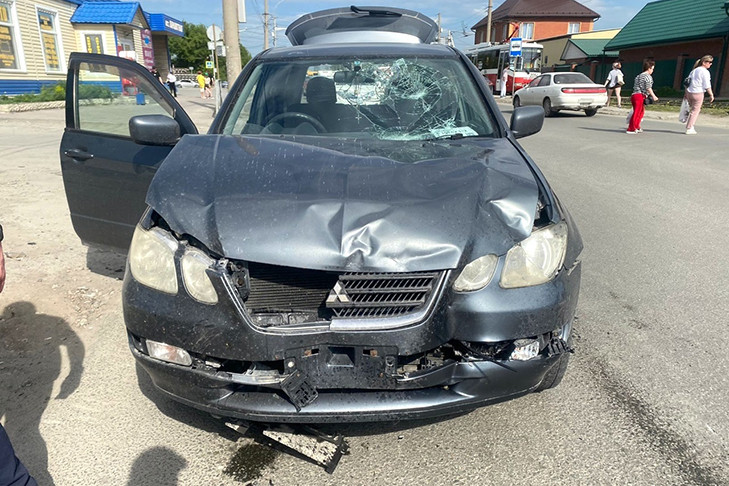 Подростки-байкеры оказались на капоте Mitsubishi после ДТП в Новосибирске