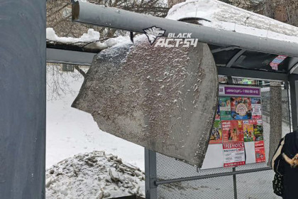 Крыша остановочного павильона рухнула под тяжестью снега в Новосибирске