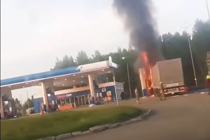 Грузовой автомобиль загорелся на заправочной станции под Новосибирском
