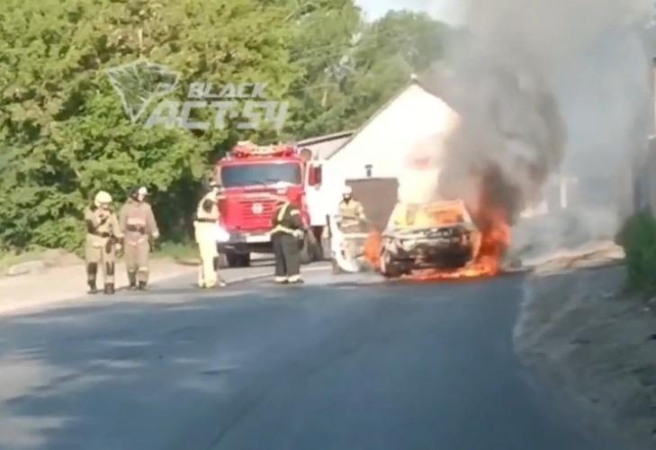 Автомобиль LADA загорелся на ходу на улице Шоссейной в Новосибирске