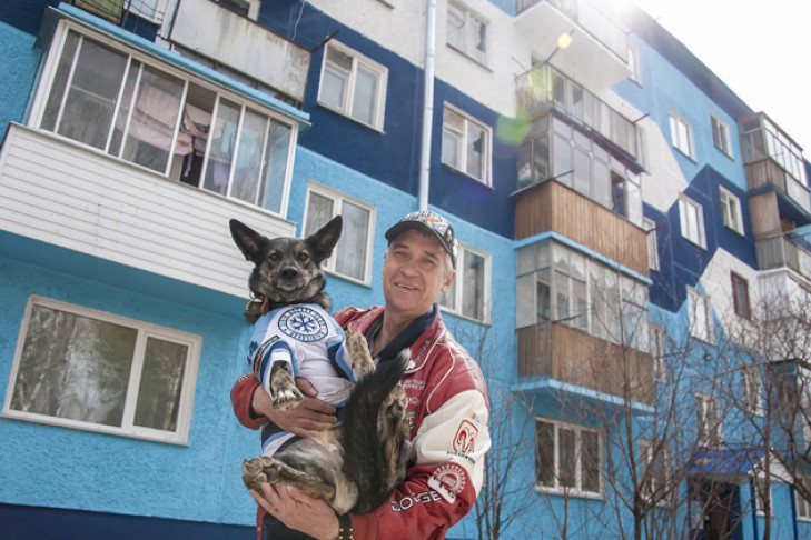 Пятиэтажку в цвета ХК «Сибирь» покрасил управдом-фанат