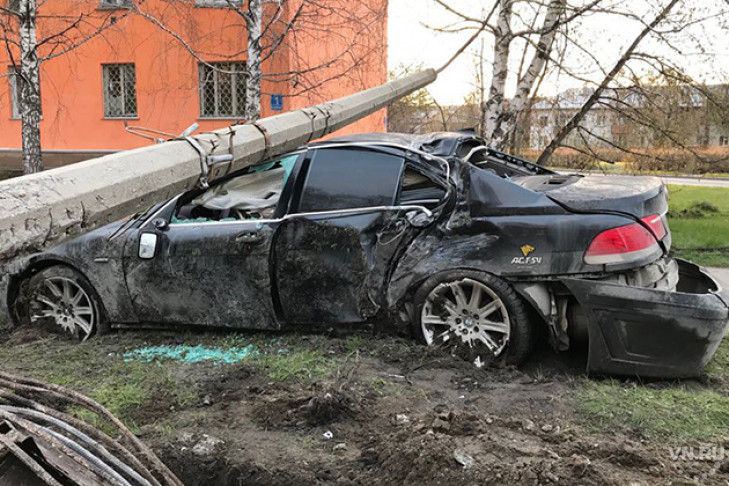 Черный «бумер» расплющило от удара столбом в Новосибирске