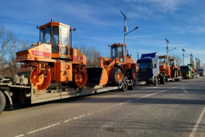 Дорожную технику из Новосибирска привезли для ремонта разрушенных дорог под Луганском