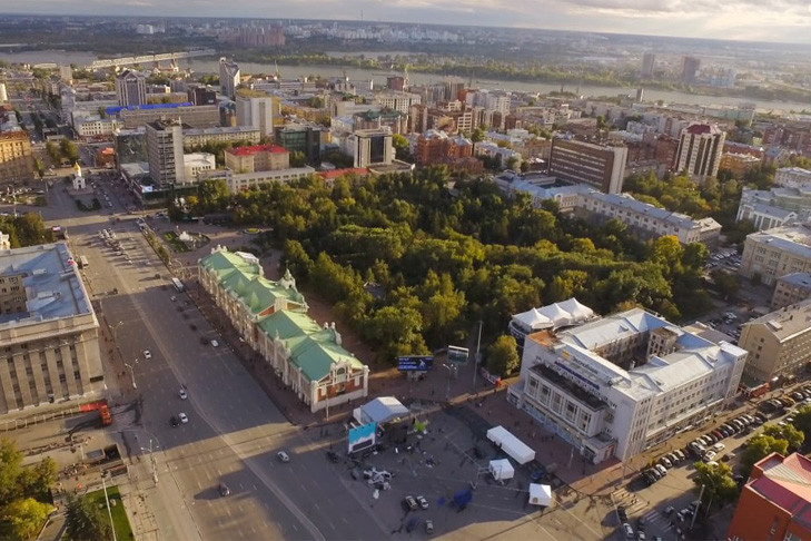 Установка ограждения началась в Первомайском сквере Новосибирска