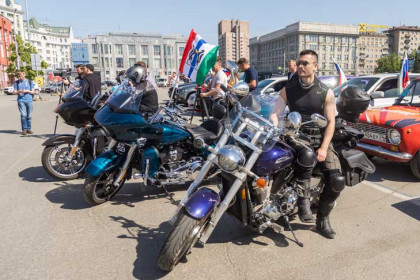 Столетие Чуйского тракта объединило Harley-Davidson и 30-летние «Жигули» в Новосибирске