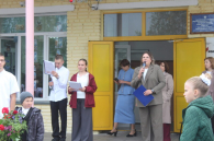 Учеников в Здвинске с новым учебным годом поздравила замглавы