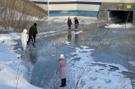 Переход у остановки Октябрьская в городе Обь затопило из‑за порыва водопровода