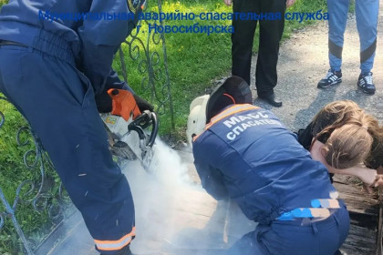 Нога школьницы провалилась в опасную дыру на мосту в Новосибирске