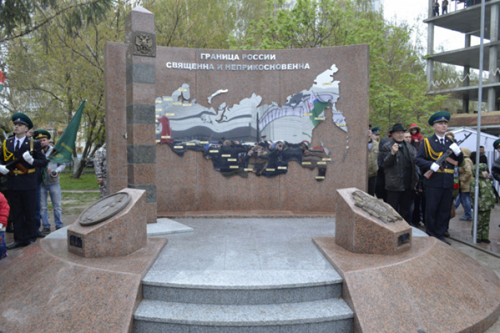 Новый монумент из красного гранита открыли в Новосибирске