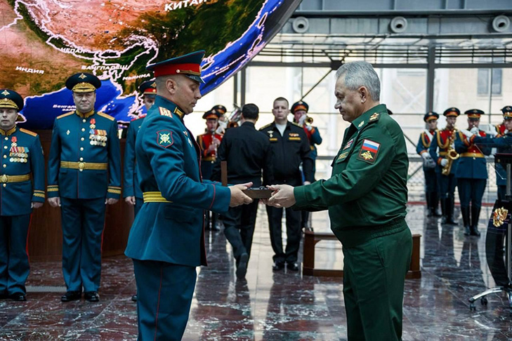 Новосибирский полковник Андрей Марушкин получил именное оружие от министра обороны России Сергея Шойгу