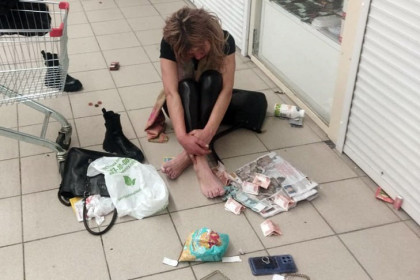 Солевая танцовщица раздевалась и бросала деньги в магазине Новосибирска