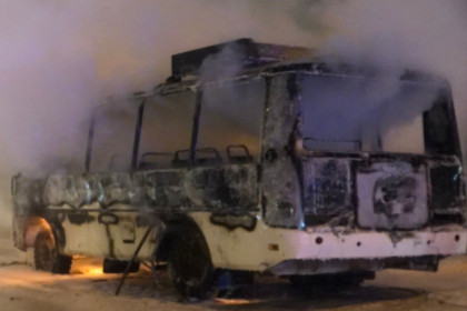 Автобус №160 сгорел на улице Сибиряков-Гвардейцев в Новосибирске