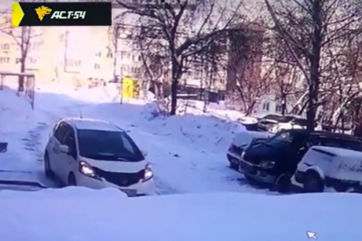 Глыба льда рухнула с балкона на машину с водителем в Новосибирске