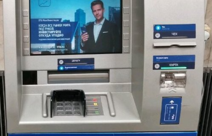 Изляпал весь банкомат, но вскрыл его: более трех миллионов рублей похитил взломщик в Новосибирске