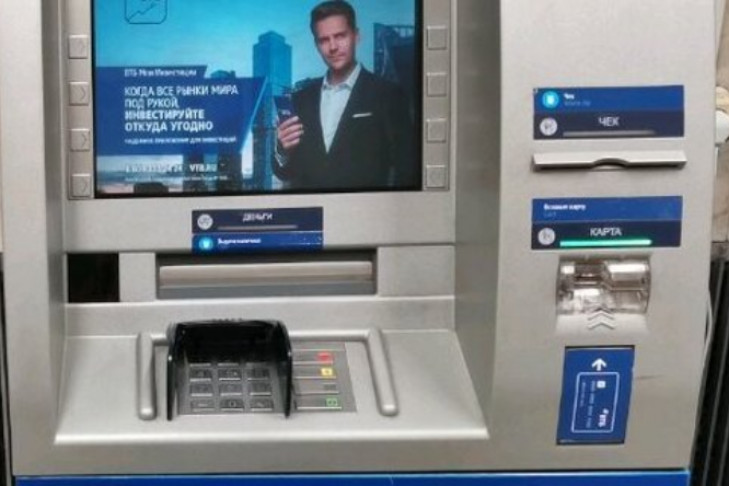 Изляпал весь банкомат, но вскрыл его: более трех миллионов рублей похитил взломщик в Новосибирске