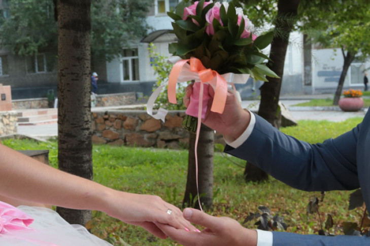 Реже регистрировать браки и разводиться стали жители Новосибирской области