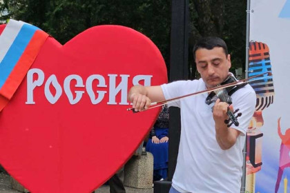 Новосибирского скрипача Давида Агиняна наградили за концерты в поддержку СВО