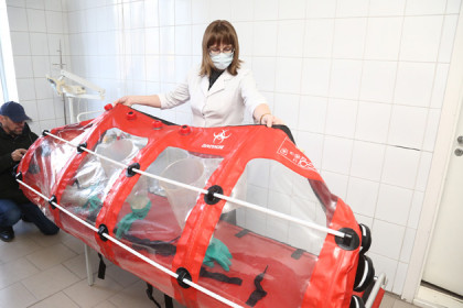 Защитные костюмы и спецкапсула – как врачи перевозят больных коронавирусом