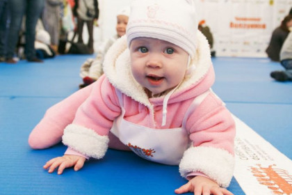 500 младенцев ползали наперегонки в Новосибирске