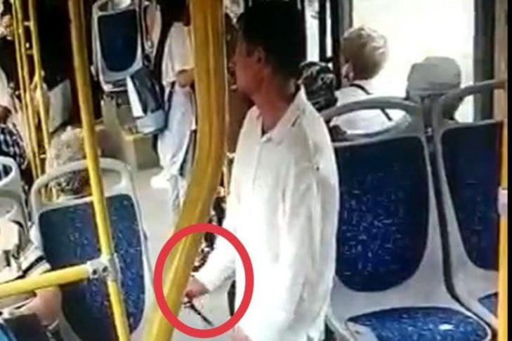 Пассажира с ножом из автобуса №95 арестовали на 2 месяца за хулиганство 