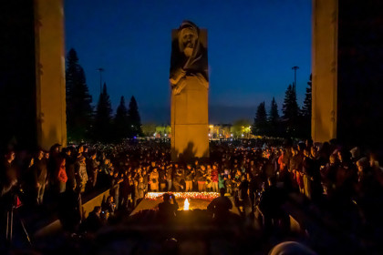 Сотни новосибирцев зажгли свечи в память о погибших в годы войны на Монументе Славы