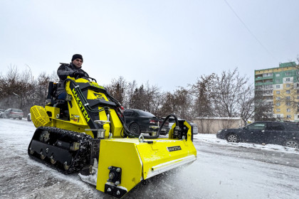 Возможности уникального робота-ледоруба представила мэрия Новосибирска