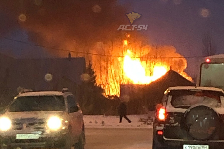 Частный дом загорелся на «Чистой Слободе» в Новосибирске